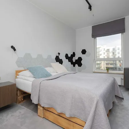 Spacious With A Balcony, Parking And Air-conditioning By Renters