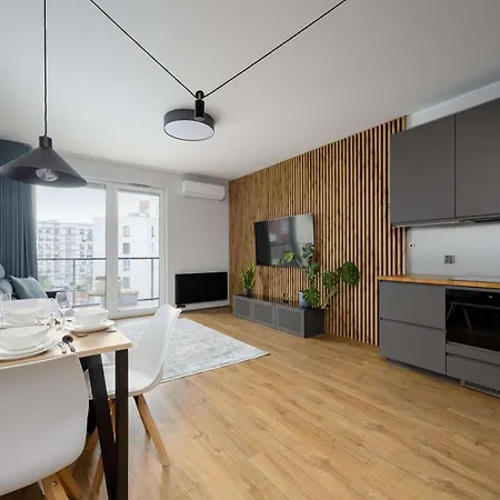 Spacious With A Balcony, Parking And Air-conditioning By Renters * Варшава