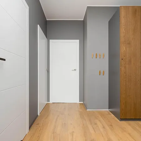 Spacious With A Balcony, Parking And Air-conditioning By Renters アパート *