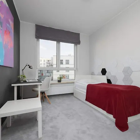 Spacious With A Balcony, Parking And Air-conditioning By Renters アパート ワルシャワ